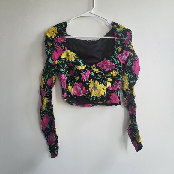 Zara Floral Black and Pink Cropped Long Rouched Sleeve Shirt size Small - Picture 1 of 5